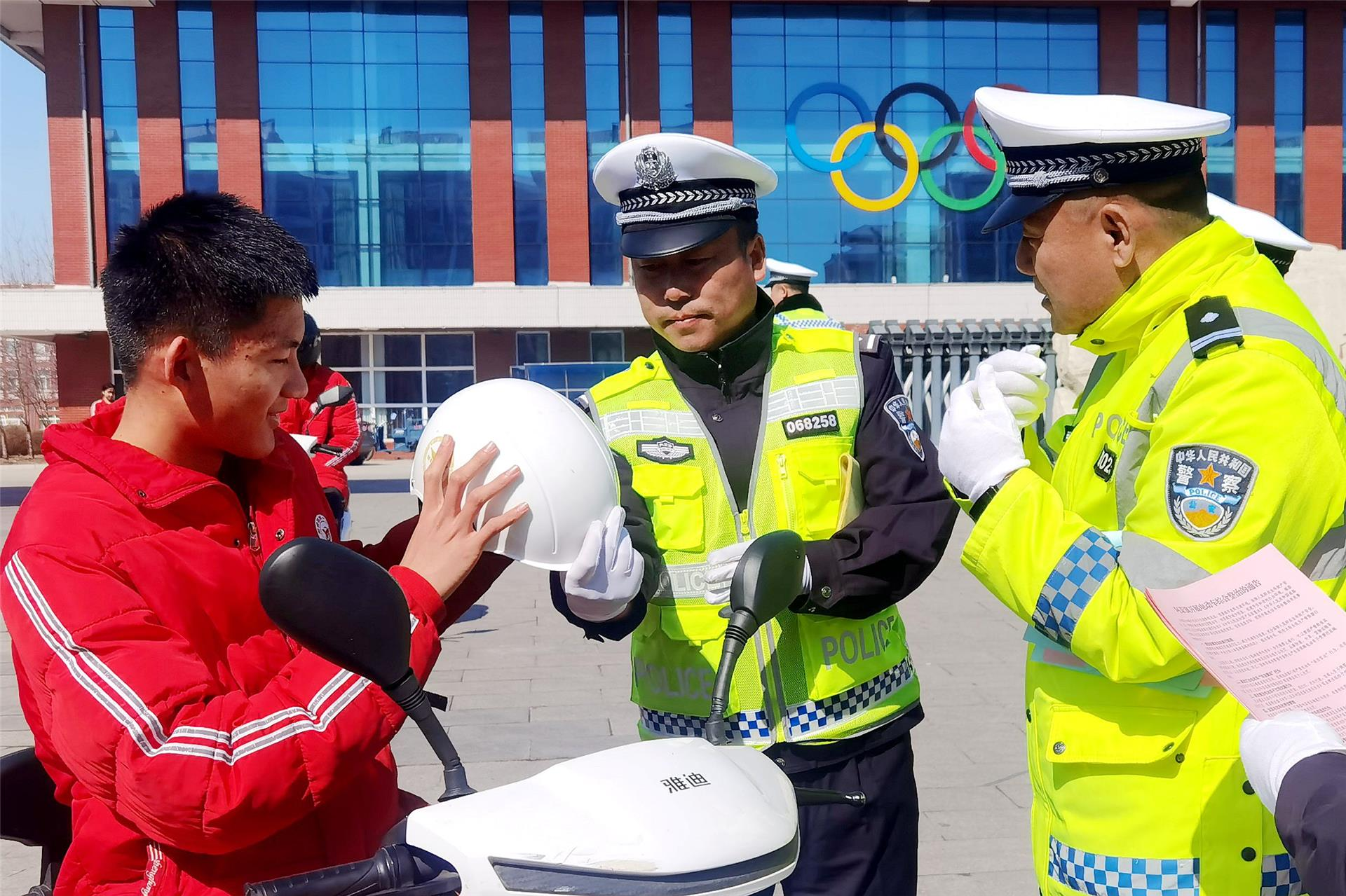 火狐电竞官方网站警校联动倡导文明骑行(图1)