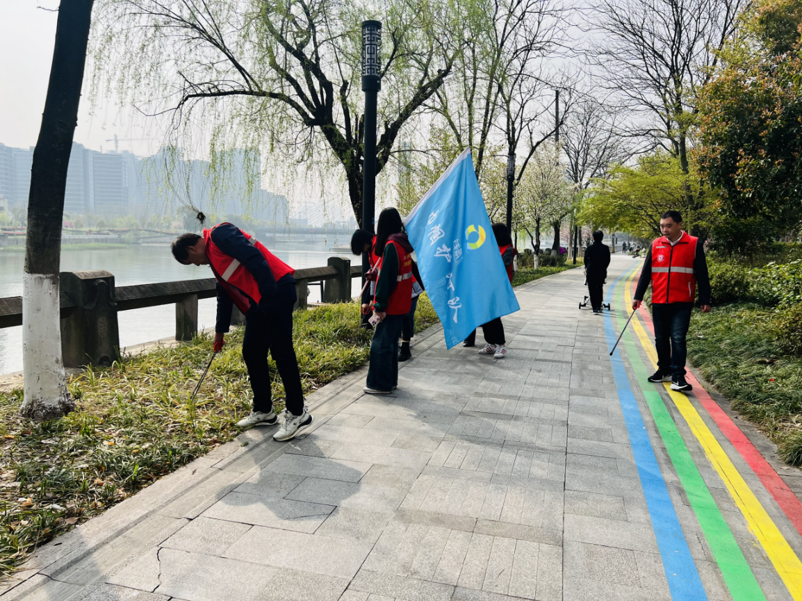 火狐电竞杭州上城区钱景社区：骑行巡河活动 共建美丽家园(图2)