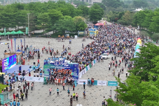 火狐电竞超燃！3000余人齐聚鼎火狐电竞官方网站app首页湖解锁春日骑行之旅(图2)