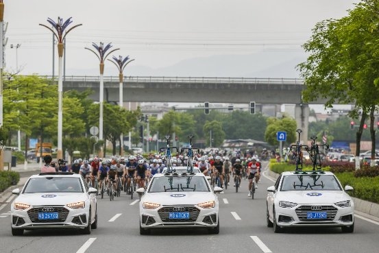 火狐电竞超燃！3000余人齐聚鼎火狐电竞官方网站app首页湖解锁春日骑行之旅(图6)